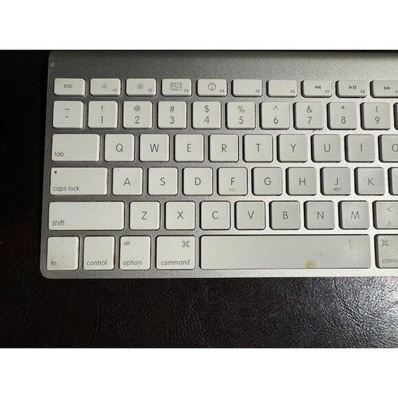 Apple Wireless Keyboard Bluetooth White Model# A1255 2007 - Picture 4 of 7